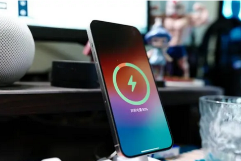 宁强苹果15换屏服务分享用什么充电器给iPhone15充电更好 